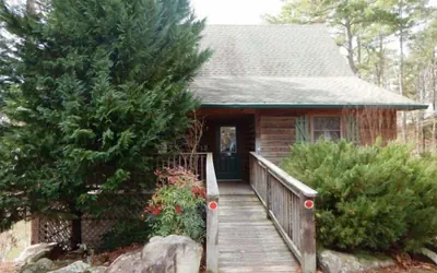 Luxury, loft, log-sided two bedroom Harbor North cottage on Lake Ouachita. by RedAwning