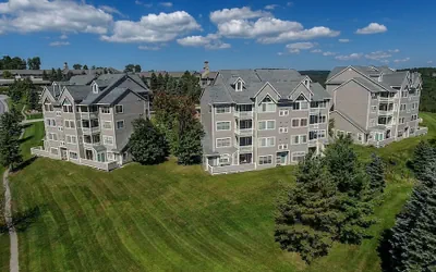 Seven Springs Stonegate 2 Bedroom Condo, Ski-In/Out, Sleeps 8! by RedAwning