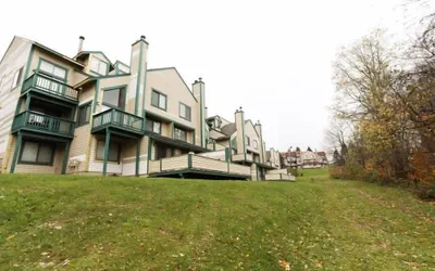 Seven Springs 2 BR Deluxe Condo with Mountain Views by RedAwning