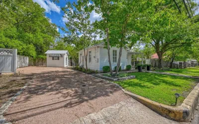 Charming Cottage Near Main With Patio&firepit!!