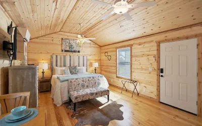 Charming Casita Right on Main St