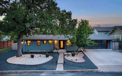 Das Weinhaus Pool & Hot Tub - Walk to Main St