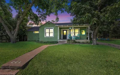 Clover Haus 2 Blks to Main St With Pool and Spa!