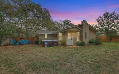 The Billie Goat Haus - Hot Tub -steps to Main St!