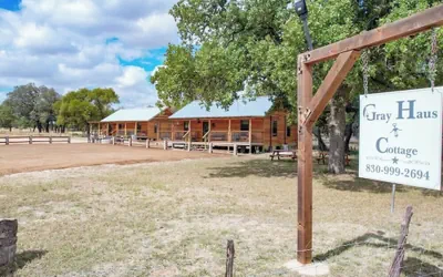 Cozy Cabin Firepit and Grill & 10 Mins to Main St