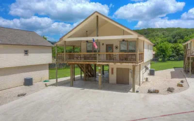 Let's Go Tubing! Awesome House-next to River!