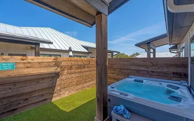 Ethel's Digs With Hot Tub