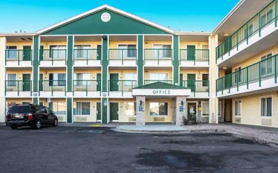 HomeTowne Studios By Red Roof Colorado Springs - Airport