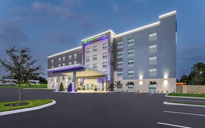 Holiday Inn Express & Suites Tampa Stadium – Airport Area by IHG