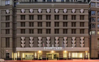 Courtyard by Marriott Chicago Downtown River North