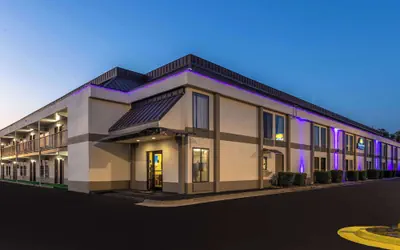 Days Inn & Suites by Wyndham Fort Bragg/Cross Creek Mall