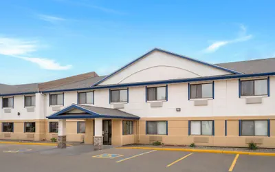 Travelodge by Wyndham Fargo West Acres