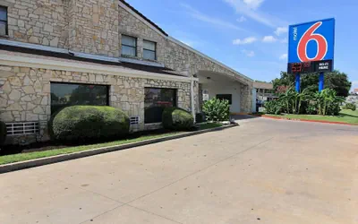 Motel 6 Austin, TX - Central Downtown UT