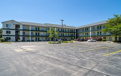 HomeTowne Studios by Red Roof Chicago - Waukegan