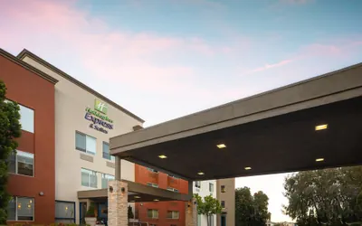 Holiday Inn Express Suites Belmont by IHG