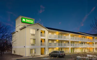 HomeTowne Studios By Red Roof Denver - Glendale/ Cherry Creek