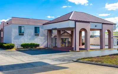 Econo Lodge & Suites Clarksville near Governors Square Mall