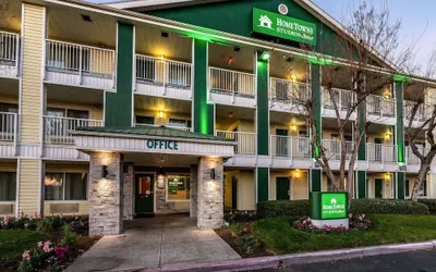 HomeTowne Studios by Red Roof Fresno - West