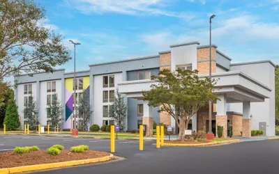 Spark by Hilton Atlanta Airport South College Park