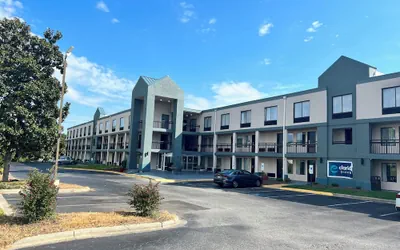 Clarion Pointe - Greensboro Coliseum Area