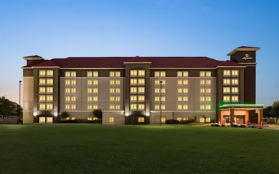 La Quinta Inn & Suites by Wyndham Arlington North 6 Flags Dr