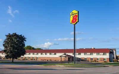 Super 8 by Wyndham Green Bay Near Stadium