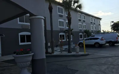 Days Inn & Suites by Wyndham Bonita Springs North Naples