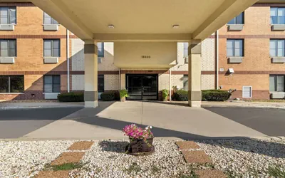 Comfort Inn & Suites near Tinley Park Amphitheater