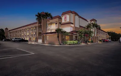 Red Roof Inn PLUS+ & Suites Naples Downtown-5th Ave S