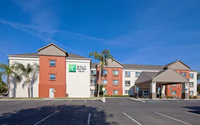 Holiday Inn Express & Suites Tulare by IHG