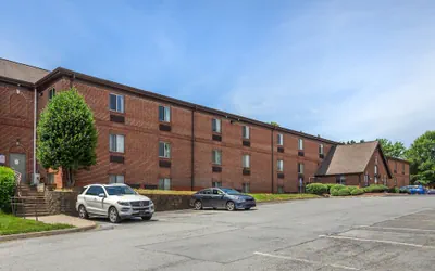 HomeTowne Studios & Suites by Red Roof Greensboro