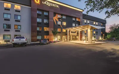 La Quinta Inn & Suites by Wyndham Hartford - Bradley Airport