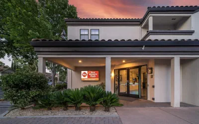 Best Western Plus Palm Court Hotel