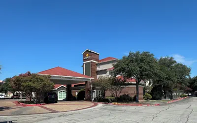 La Quinta Inn & Suites by Wyndham Dallas Arlington South