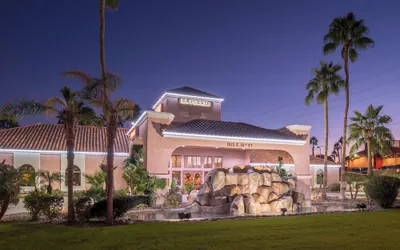 La Fuente Inn & Suites