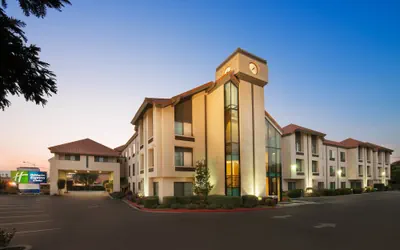 Holiday Inn Express & Suites Santa Clara-Silicon Valley by IHG
