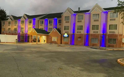 Days Inn & Suites by Wyndham Tampa/Raymond James Stadium