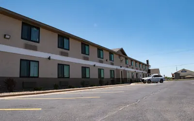 Super 8 by Wyndham Pratt