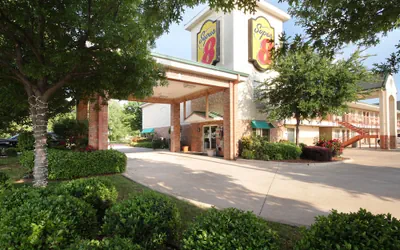 Super 8 by Wyndham Arlington Near AT&T Stadium