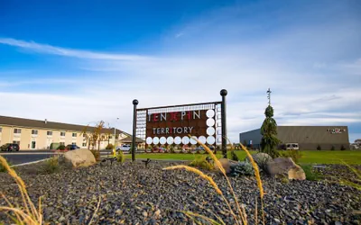 Ten Pin Inn & Suites