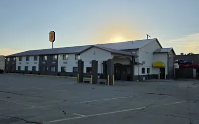 Super 8 by Wyndham Newton