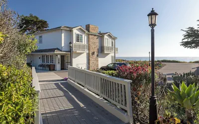 Pelican Inn & Suites