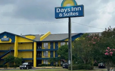 Days Inn & Suites by Wyndham Mobile