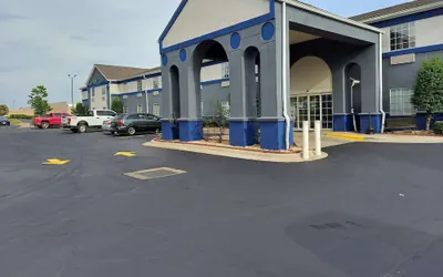 Days Inn & Suites by Wyndham Huntsville