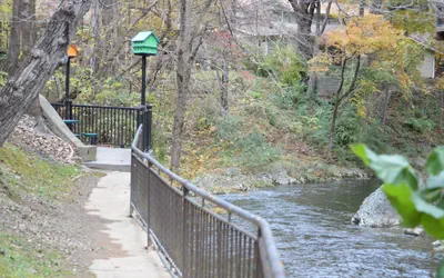 Econo Lodge Inn & Suites On The River