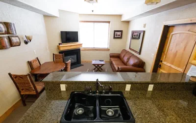 Silverado Lodge - 1 BR Suite, King Bed & Pool View by RedAwning