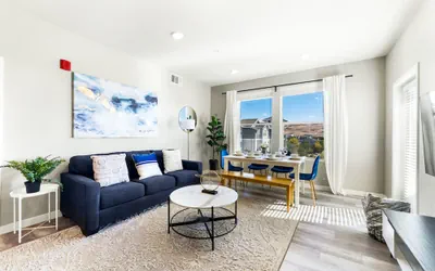 Chic Apt w Jacuzzi Pool BBQ Mountain Views