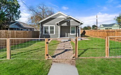 Step Into Comfort in This 3br/2ba Downtown Retreat