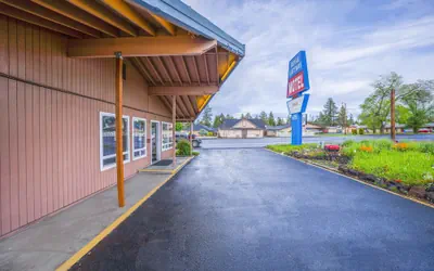 Royal Gateway Motel By OYO