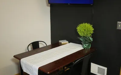 Central Downtown Queen Bed Walk to all Venues